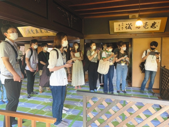 妻籠宿の脇本陣奥谷を見学する学生たち＝南木曽町吾妻で