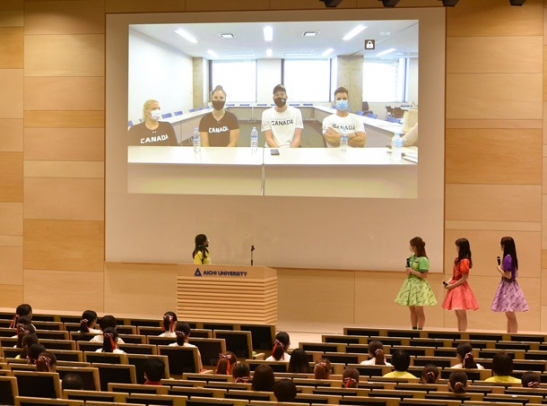 車いすバスケットボールのカナダ代表選手たちとオンラインで交流する愛知大や名城大の学生ら＝中村区平池町の愛知大で