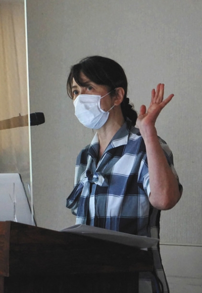 コロナ禍で女性の貧困が深刻になっている現状を指摘する樫村教授＝名古屋市熱田区の労働会館で