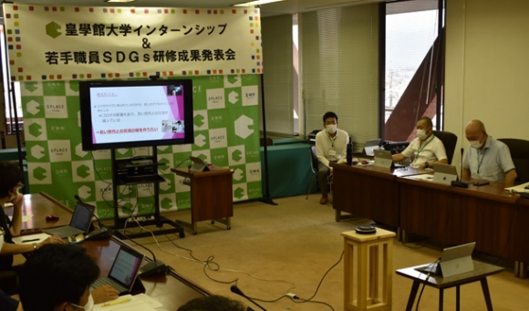 オンラインで発表する皇学館大の学生たち＝玉城町役場で