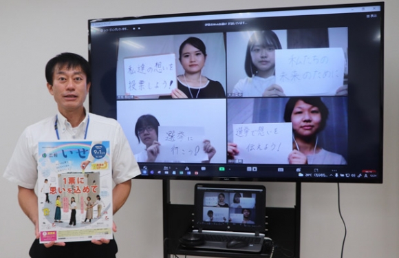 選挙への投票を促す皇学館大生ら=伊勢市役所で