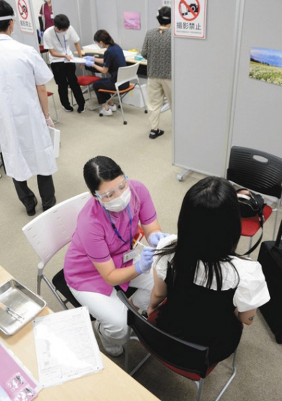 鈴鹿医療科学大で始まった４校合同の職場接種＝鈴鹿市南玉垣町の白子キャンパスで