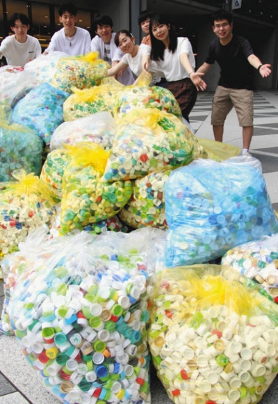 44万個のキャップを集めたサークルのメンバーら=中村区平池町の愛知大で