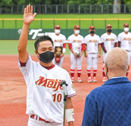 開会式で選手宣誓する名城大の飯田隆志主将＝４日午前、名古屋市瑞穂区のパロマ瑞穂球場で