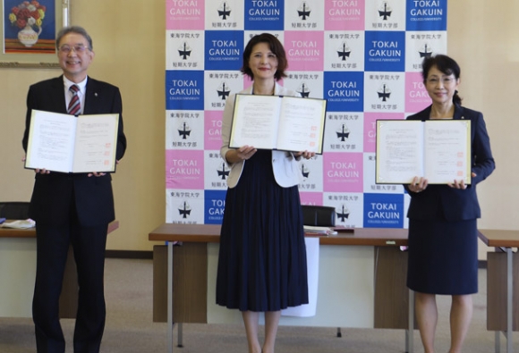 協定を結んだ(左から)東海学院短大の神谷和孝学長、福井県名古屋事務所の岩下所長、東海学院大の神谷真弓子学長=各務原市の東海学院大で