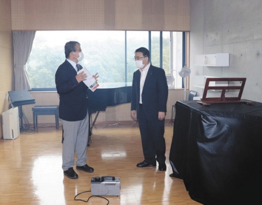 スモークを充満させた後に換気した部屋で、清水教授（左）から効果を聞く大村知事＝長久手市の県立芸術大で