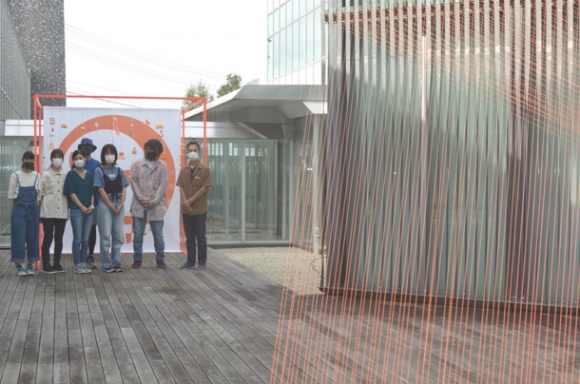 学生たちが認知症のテーマカラーのオレンジ色を使って作ったディスプレー=日進市の市立図書館で