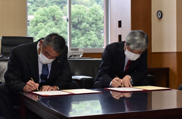 協定書に調印する河野学長(右)と中村町長=度会町役場で