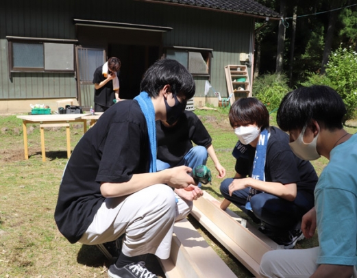 休憩所に設けるいすやテーブルなどを手掛ける学生ら