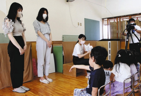 子どもらに絵本を読み聞かせる大学生たち＝刈谷市小山町のひかりっこで