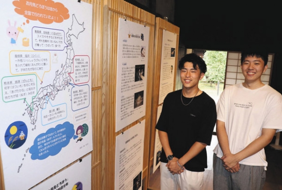 「お月見どろぼう」に関するパネルを紹介する学生たち＝日進市野方町の「旧市川家住宅」で