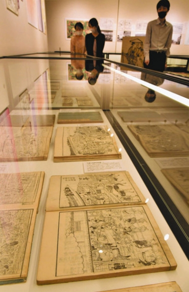 人々の様子が細かく描き込まれた図会＝瑞穂区の越原記念館で