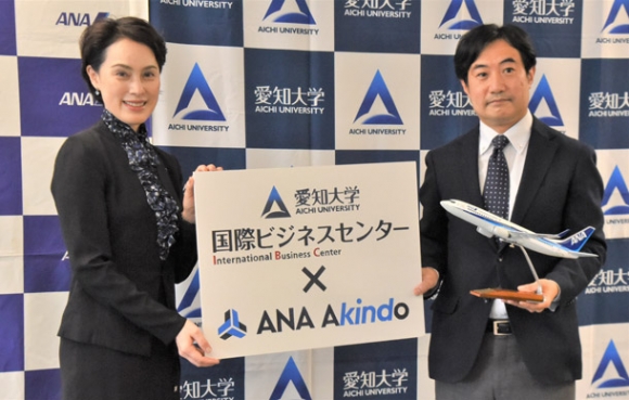 共同研究を始めると発表したANAあきんどの江島支店長(左)と愛知大の阿部准教授=名古屋市中村区で