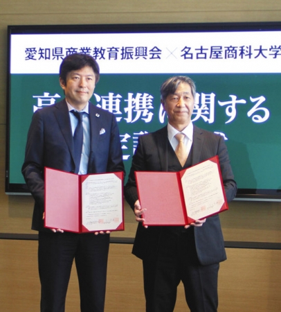 連携協定を結んだ栗本学長（左）と川口校長＝名古屋市中区の名古屋商科大名古屋キャンパスで
