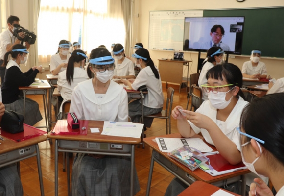 カードゲーム方式で災害協力について学ぶ生徒ら＝七尾市の田鶴浜高で