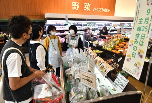 自分たちが考案したレシピに合わせた食材セットを販売する学生ら＝いずれも清須市のマックスバリュ清須春日店で