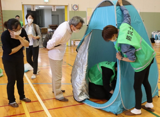 コロナ下での避難所設営について学ぶ野々市市の防災士ら＝野々市市中林で