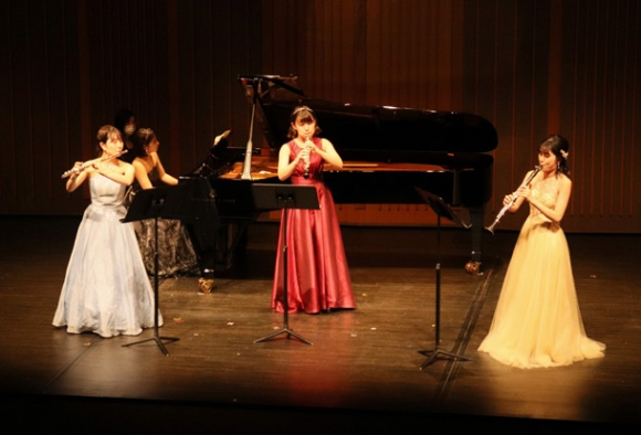 多彩な編成で演奏を披露する大学生ら＝長久手市文化の家で