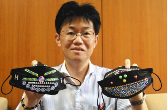 スマイルマスクを提案する福島准教授＝豊明市の名古屋短大で