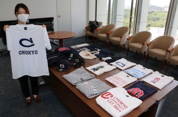 中京大のロゴや大学名の入ったＴシャツやパーカ＝昭和区八事本町の中京大学名古屋キャンパスで