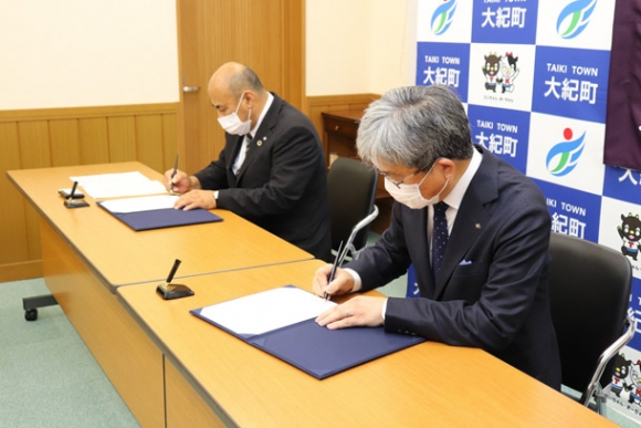 協定書に署名する河野学長（右）と服部町長＝大紀町役場で