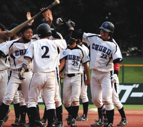 サヨナラ適時二塁打を放ち、歓喜する城野（右）ら中部大ナイン＝パロマ瑞穂球場で（高畑章撮影）