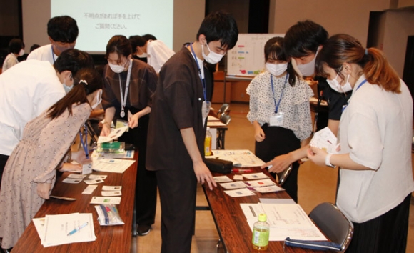 カードゲームを楽しみながらＳＤＧｓへの理解を深める大学生と知立市の若手職員＝同市中央公民館で