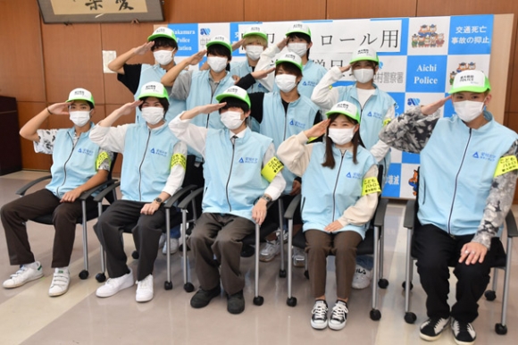 防犯パトロール用の帽子と腕章を着け、気持ちを新たにする愛大防犯ポリスのメンバーたち＝中村署で