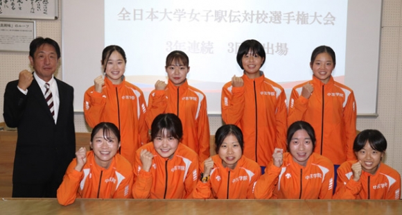 大会に向けて意気込む加藤主将（前列左端）ら部員たちと羽柴監督（後列左端）＝瑞浪市土岐町の中京学院大瑞浪キャンパスで