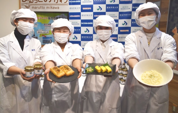 料理を手にする石田さん（左から２人目）ら＝豊橋市の道の駅とよはしで