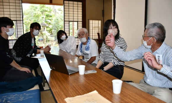 出版に向け、今後のスケジュールや方針を話し合うメンバーたち＝半田市亀崎町で