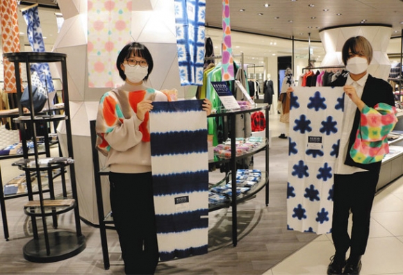 名古屋芸術大の学生が手掛けた有松絞の手ぬぐい＝栄の名古屋三越栄店で