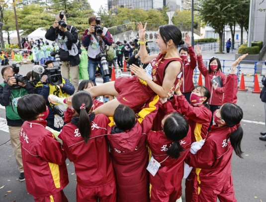 胴上げされる名城大の増渕。5連覇を果たした=仙台市で