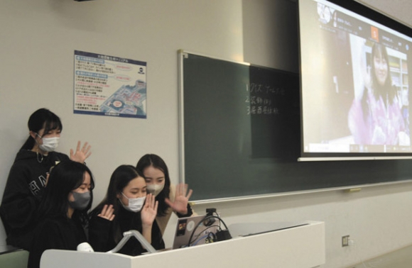 雲南師範大で開かれた「おうち居酒屋」参加者とオンラインで交流する柴田さん（手前右）ら＝日進市の名古屋外国語大で