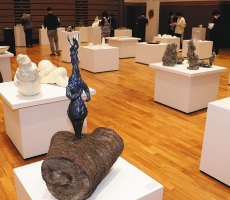 会場に並んだ学生や生徒の力作＝多治見市虎渓山町のとうしん学びの丘エールで