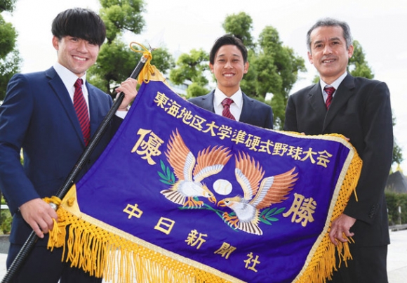 東海地区大学秋季リーグの優勝報告に訪れた中京大準硬式野球部の（右から）中野監督、中根主将、神谷学生コーチ＝中日新聞社で