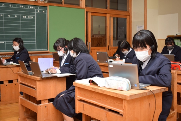 大学生からオンラインで勉強を教えてもらう中学生＝南木曽町南木曽中で