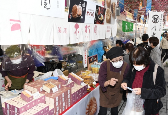 来場者でにぎわう各商店街の出店=名古屋・金山の金山総合駅で