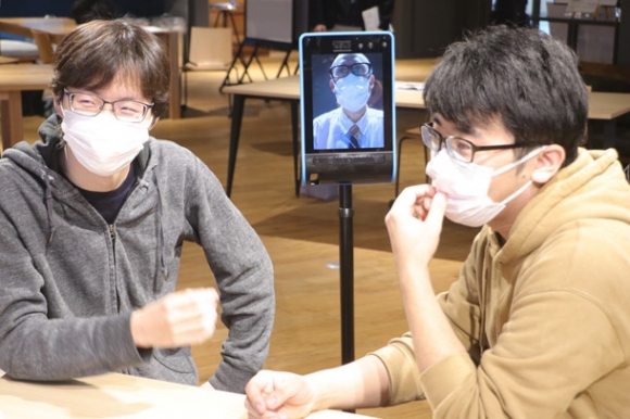 分身ロボット（中央）などを交えた授業の実演風景＝野々市市扇が丘で