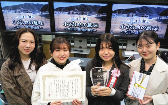 優秀賞受賞を受け、賞状などを手に喜ぶ栃窪ゼミの学生たち＝千種区の椙山女学園大で