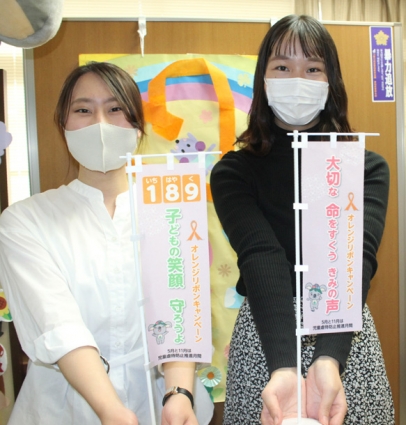 標語が最優秀賞に選ばれた小池さん（左）と菅沼さん＝千種区役所で