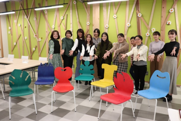 デザインした内装といすを披露する学生＝東郷町役場で