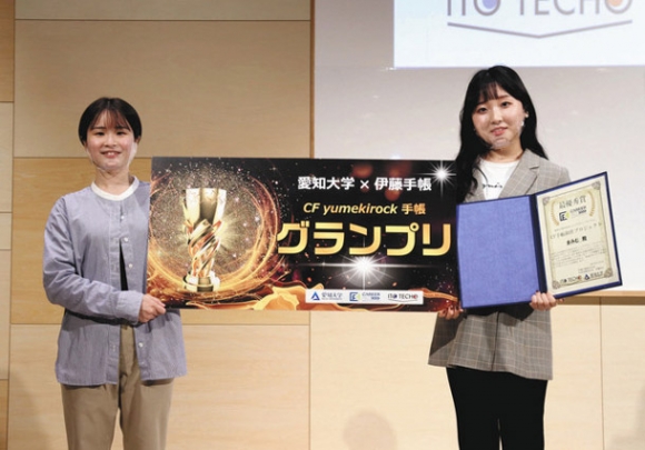 最優秀賞の村瀬さん（左）、仲尾さん＝名古屋市中村区で