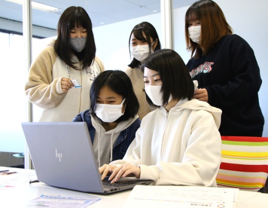 イベントに向けて準備を進める学生たち＝稲沢市稲葉２の愛知文教女子短大で