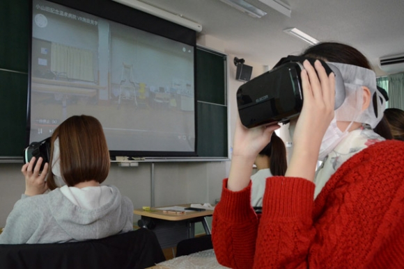 医療機関を見学する代わりに、現地のＶＲ画像をゴーグルで視聴する学生たち＝鈴鹿市の鈴鹿医療科学大で