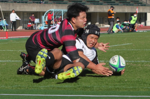 試合終了間際、ダメ押しのトライを奪う朝日大の金城（下）＝博多の森陸上競技場で
