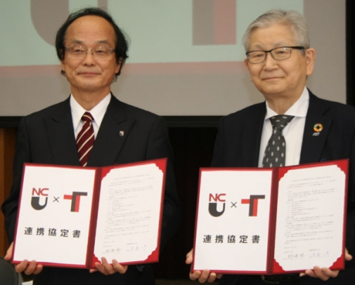 協定書を交わした名市大の郡学長（左）と豊橋技科大の寺嶋学長　＝名古屋市瑞穂区の名市大で