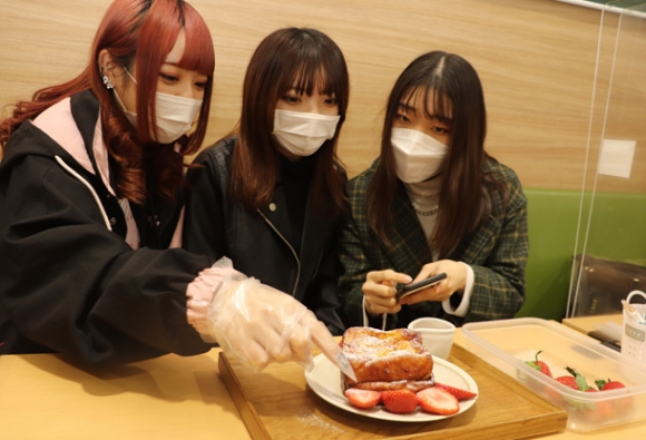 スイーツ商品のアイデアを出し合う学生＝山県市東深瀬の山県ばすけっとで