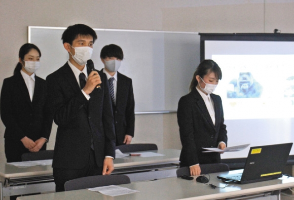 若者の投票率向上の方策を発表する大学生=県庁で