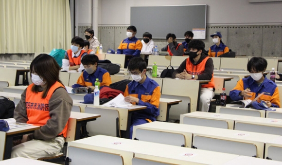 消防団の活動について学ぶ学生団員たち=四日市市萱生町の四日市大で